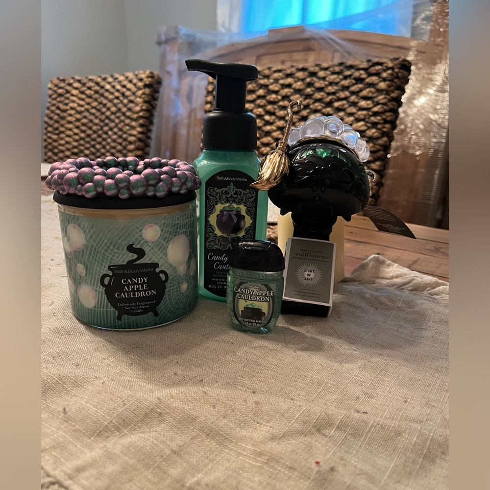 NWT Bath & Body Works Candy Apple Cauldron set